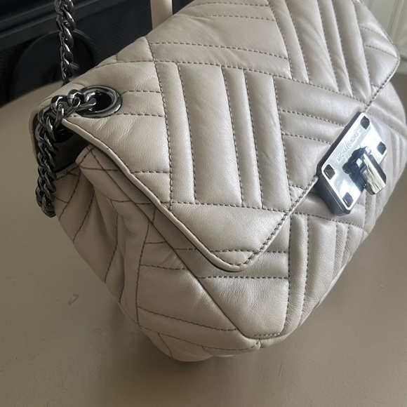 Michael Kors Model: Peyton Quilted Cement Color Crossbody with Gunmetal Chain - Picture 12 of 15